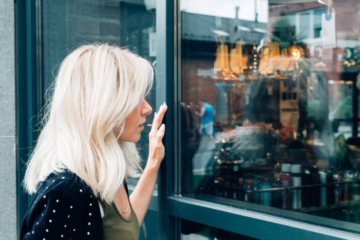 Comment décorer une vitrine pour un événement exceptionnel ?